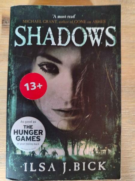 The Hunger Games: Shadows – Ilsa J. Bick : BOOK : VG