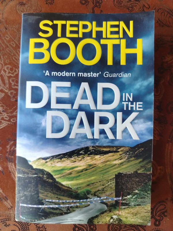 Dead in the Dark : Stephen Booth : Crime / Mystery : Book : GC