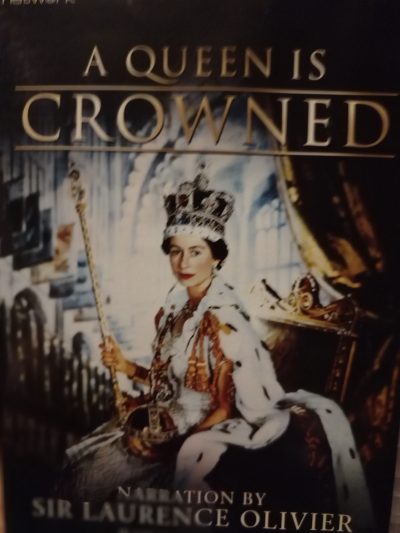 A Queen Is Crowned: Narration BY : documentary/history : DVD